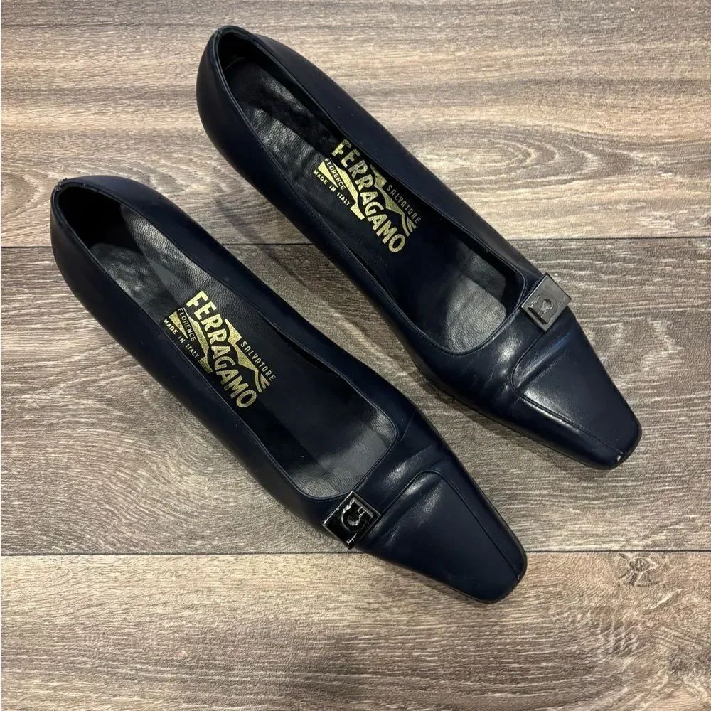 Salvatore Ferragamo Vintage Italian Leather Pumps Size 8.5 Navy Blue Silver Logo